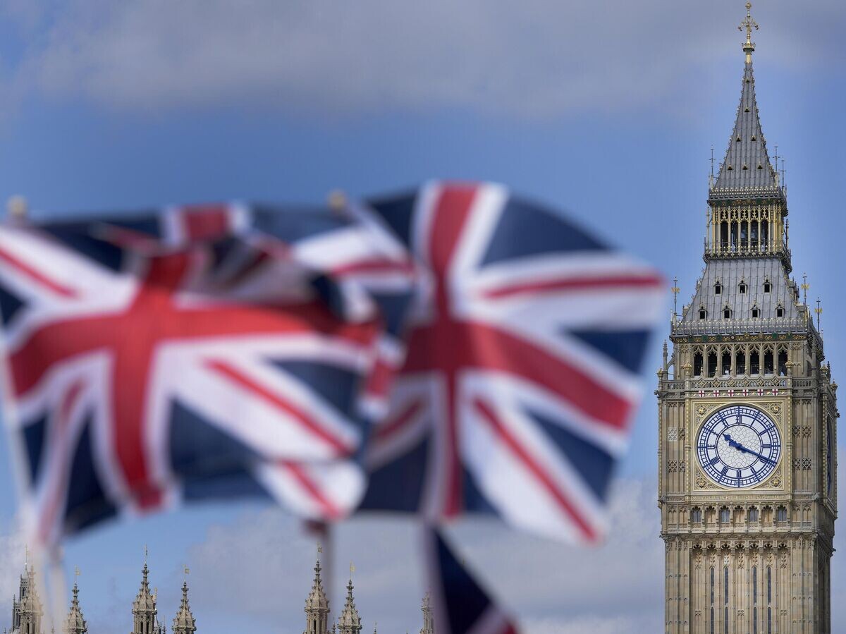    Флаги Великобритании на фоне Биг Бена в Лондоне© AP Photo / Frank Augstein