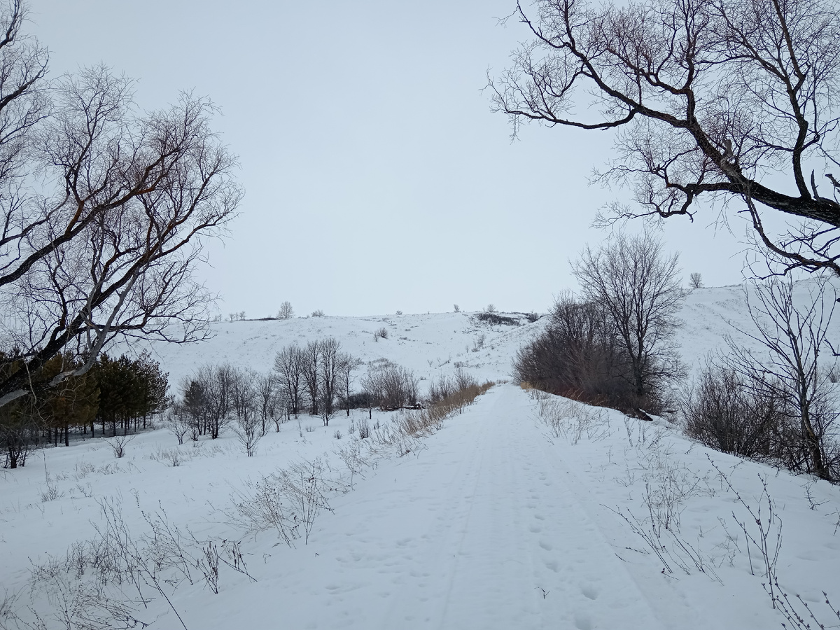 Так выглядели мои следы по дамбе к загадочному краснокирпичному сооружению.