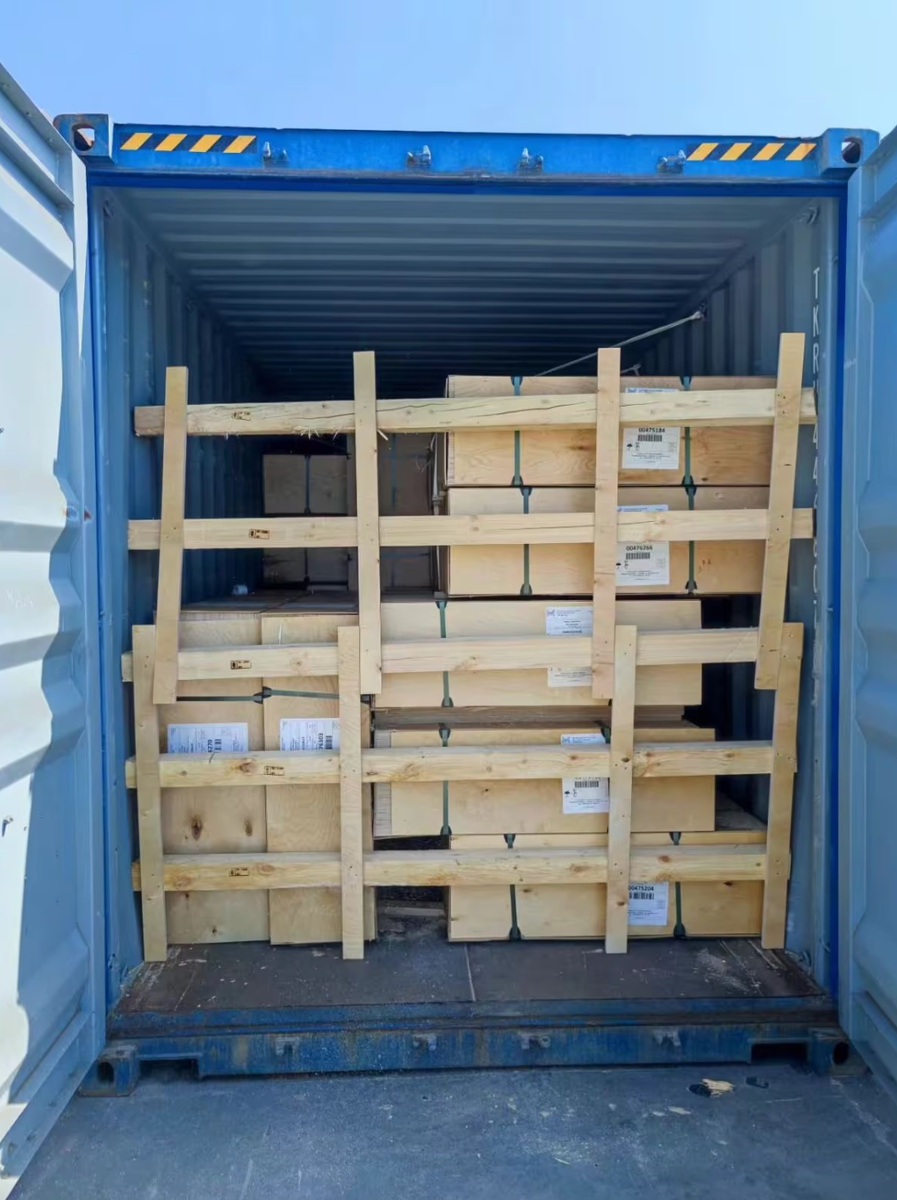 © Берёзовая древесина из России прибывает в Китай в контейнерах. Затем древесина перемаркируется как китайский товар и отправляется обратно в Европу.