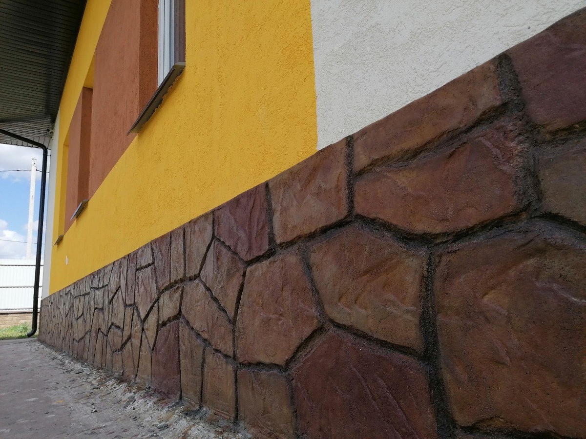 облицовка цоколя декоративным бетоном