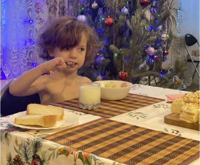 Обычную еду тоже ест. Обожает вафли и печения, а вот к тортам, кстати, равнодушен. 