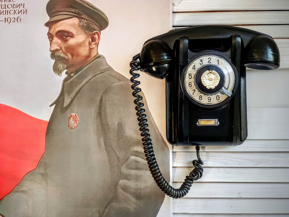 Настенный карболитовый телефон ТАСт-АТС с гербом СССР на дисковом номеронабирателе. Фото автора. 