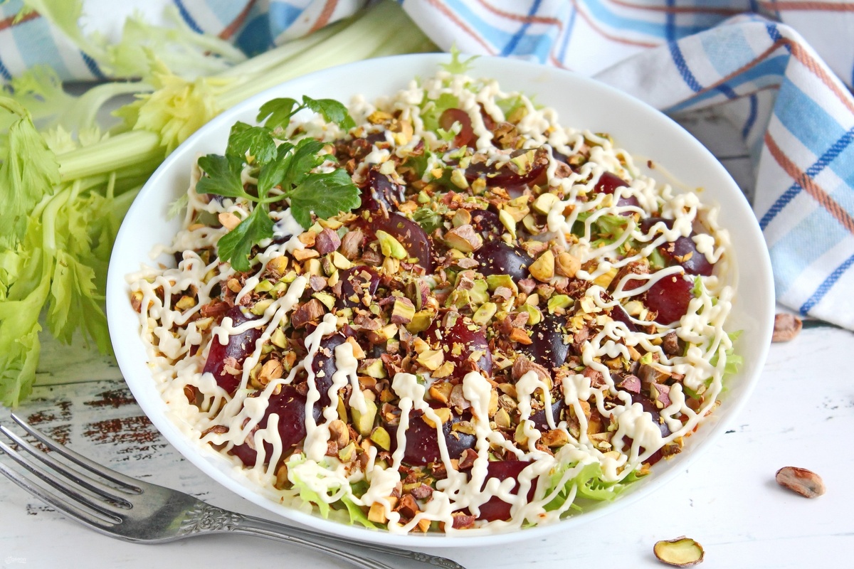 Лёгкий салат с сельдереем и фисташками