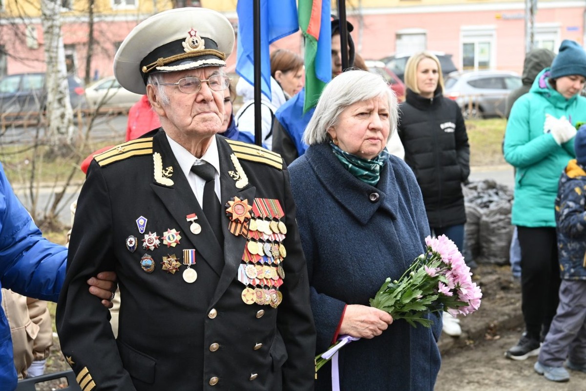    Парад принимает Борис Павлович Бойцов. Фото: "Республика" / Сергей Юдин