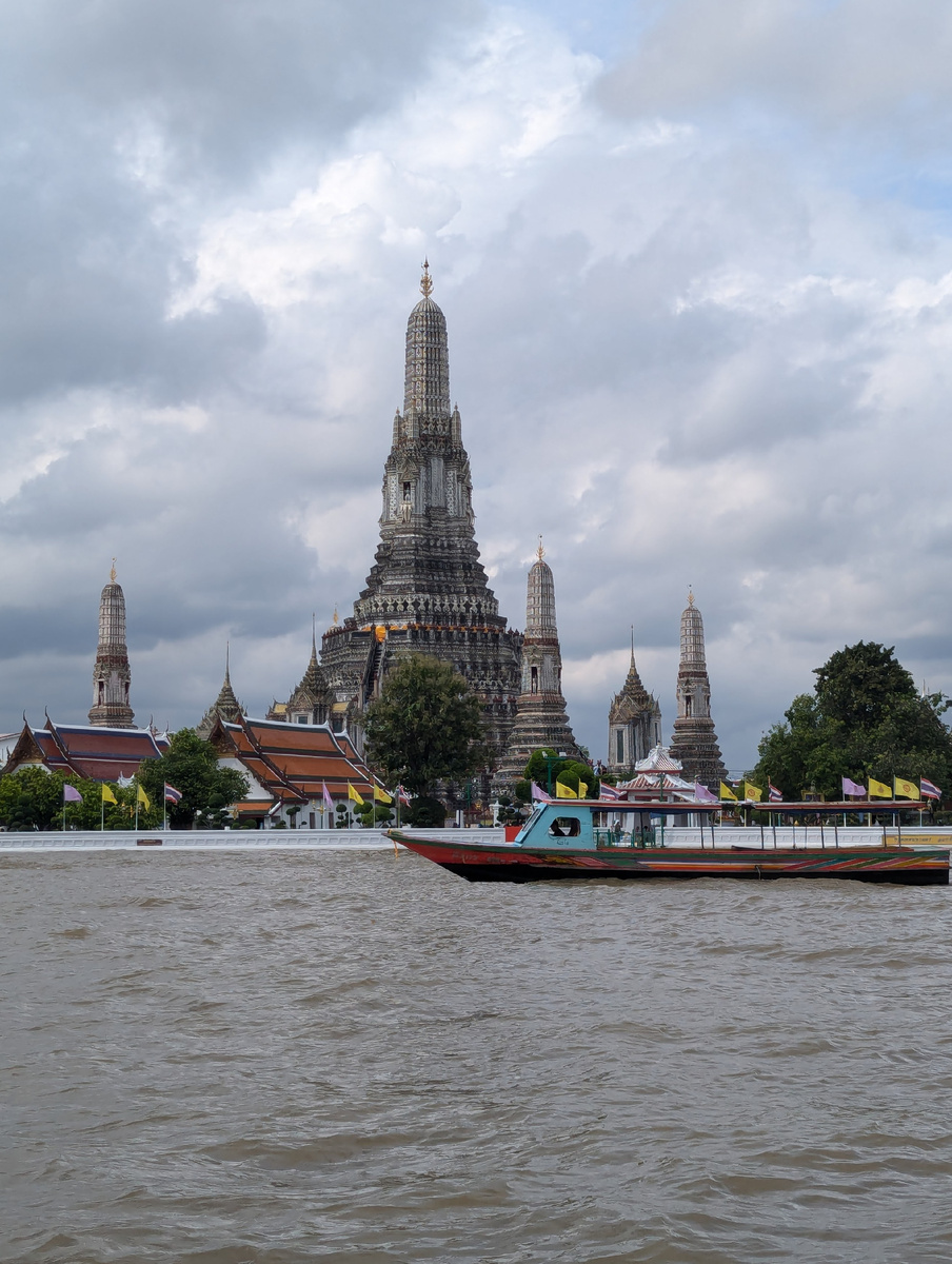 Вид на храм с реки