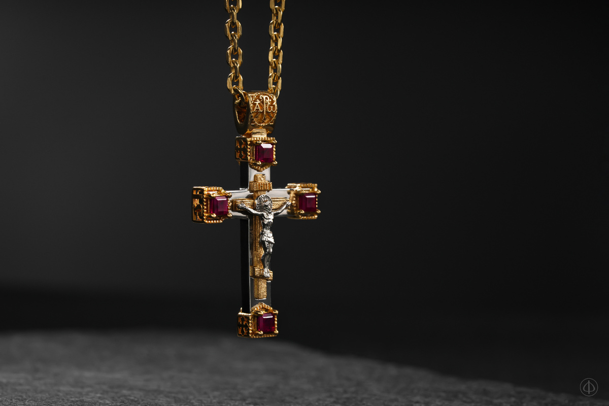 Крест из золота 750 и платины с рубинами 017 - работа Ювелирного дома "Дмитрий Федоров"