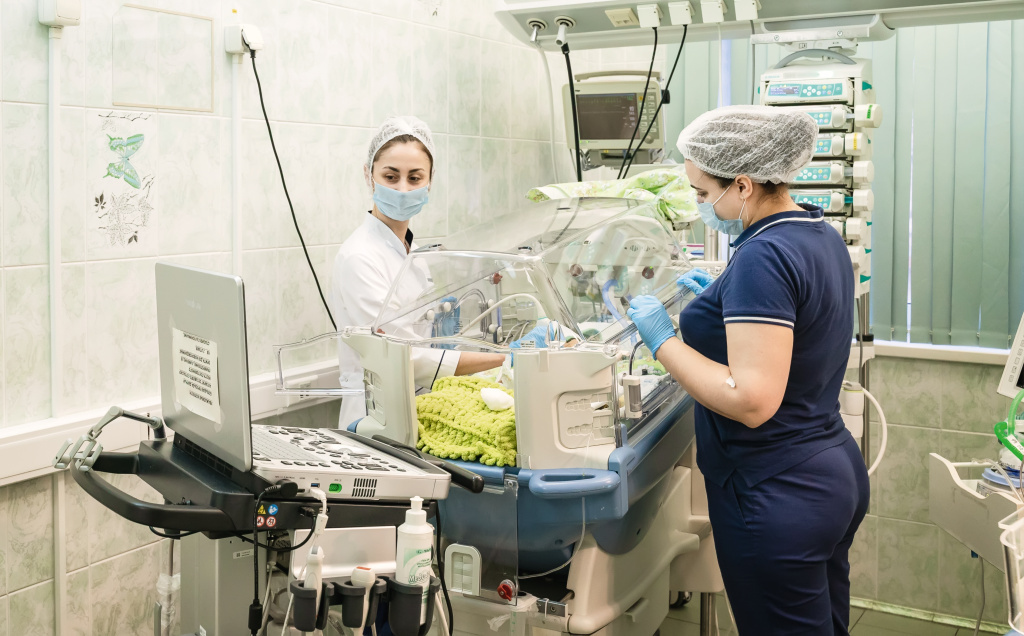 Жизненно важные показатели маленького пациента постоянно отражаются на мониторе. Фото: НИИОЗММ