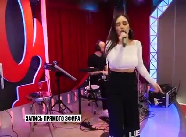 Молли (певица Ольга Серябкина), я когда увидела этот клип, вспомнила о своей детской мечте, даже песня "Набери мой номер" созвучна с 1990 годом, было что-то похожее тогда. Из свободных источников сети интернет.