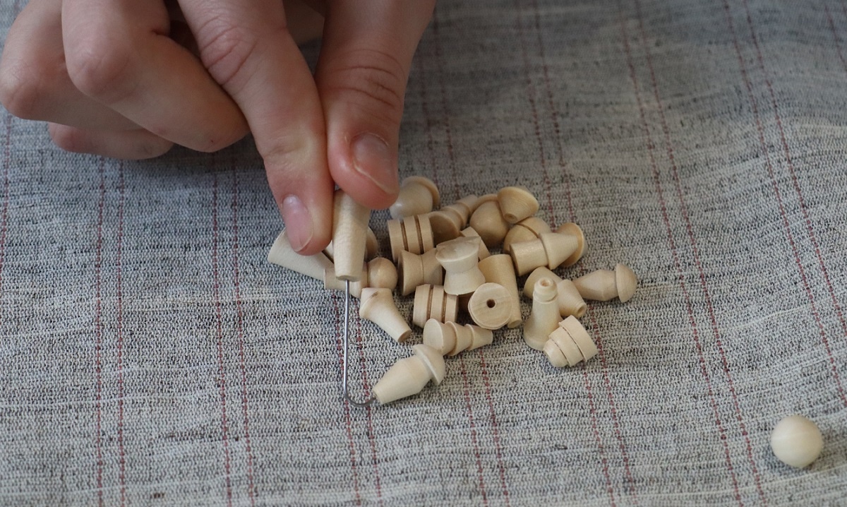    Бирюльки - игра развивающая, так как задействует мелкую моторику