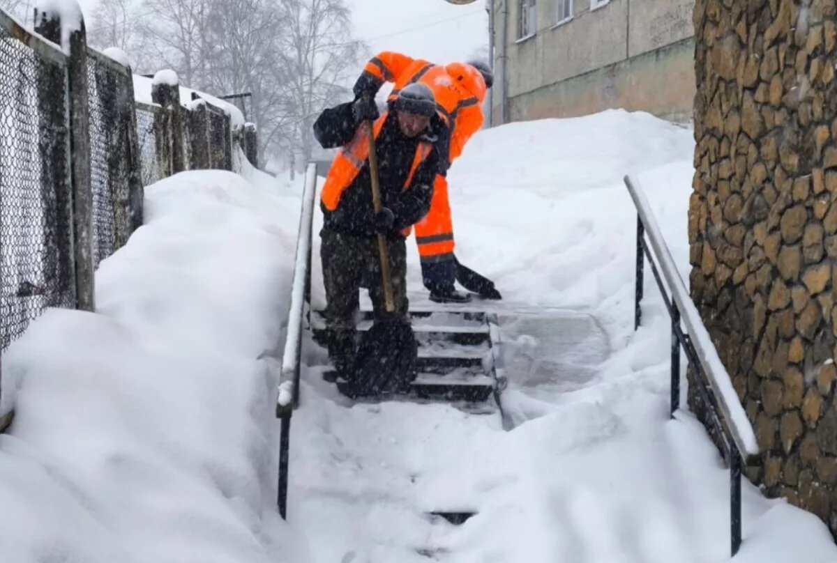    Замело по грудь.