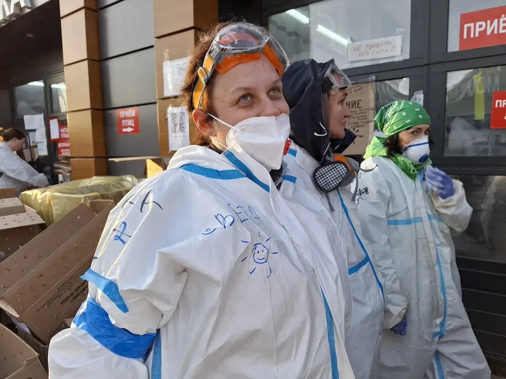  Иногда, чтобы помыть птицу, выстраивается целая очередь из волонтеров   ©"Интерфакс". Екатерина Удоденко