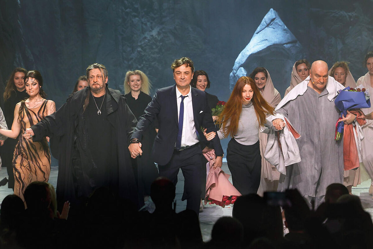    Александр Домогаров, Александр Лазарев, художник Ольга Никитина и Александр Балуев на премьере спектакля Елена Морозова/Пресс-служба Театра Российской Армии