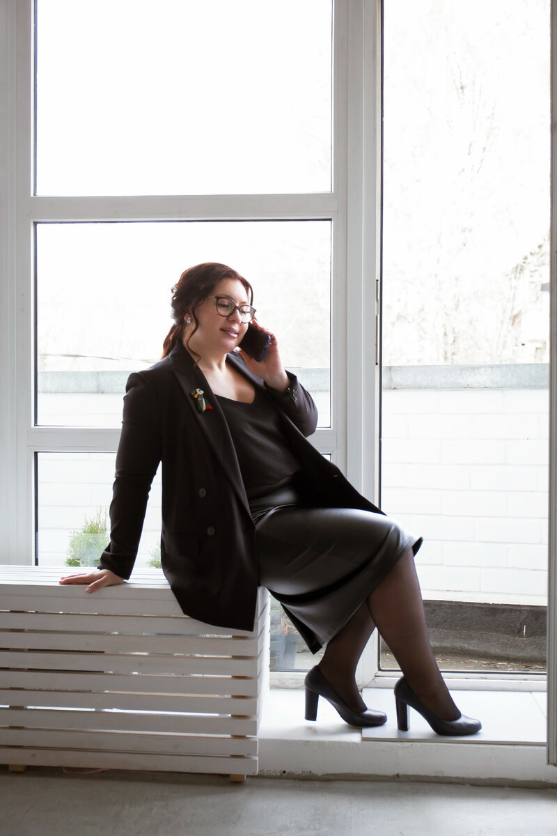 В разной обстановке можно быть разными - строгими, дружелюбными, закрытыми, общительными...