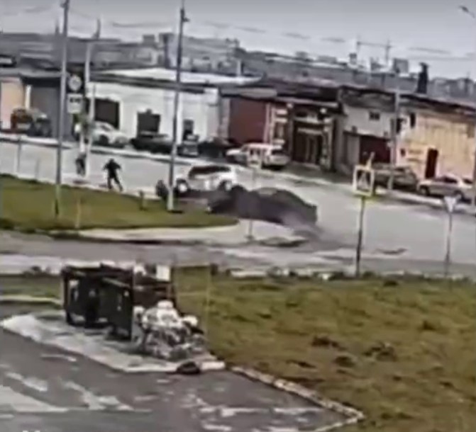 Кадр записи с камеры видеонаблюдения. Источник «Экстренный НСК».