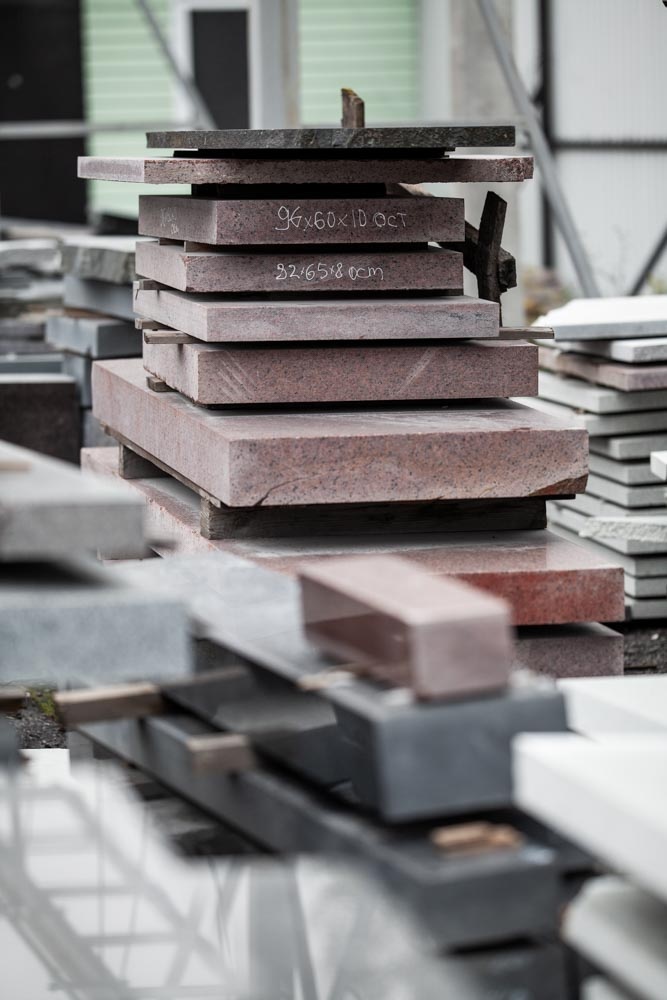 Как выбрать камень для памятника 