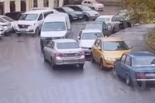    Облила зажигательной смесью фургон, но поджечь не смогла. Фото: кадр из видео