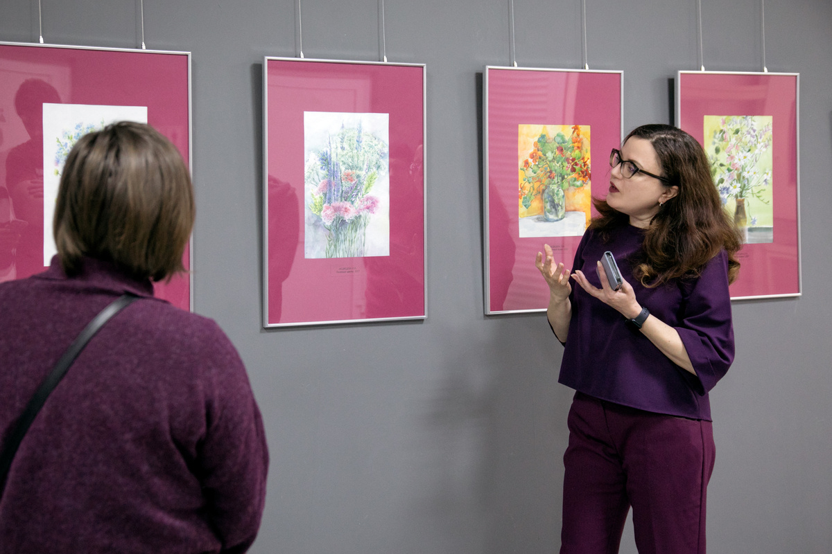    В Сургутском художественном музее работает выставка «Цветы в декабре» | Обзор