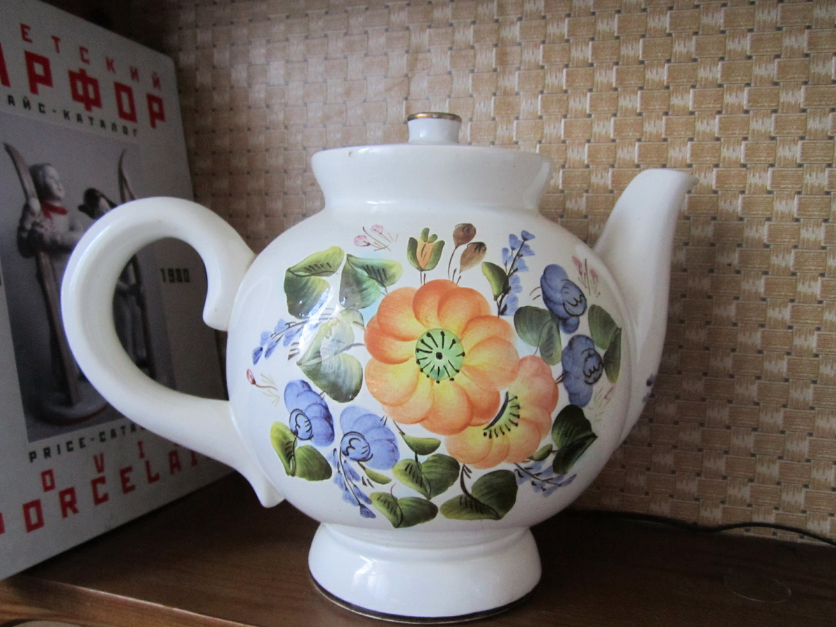 На чайнике классический семикаракорский цветок. Листайте страницы галереи.