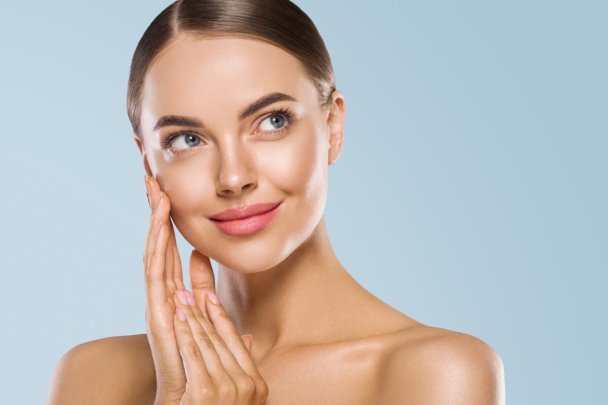 Правильный массаж поможет вам выглядеть свежей и отдохнувшей. Shutterstock