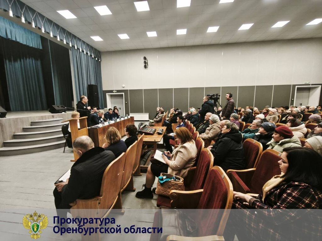    Прокурор и глава Оренбургского района провели встречу с жителями п. Чебеньки. Жалобы жителей оценят специалисты