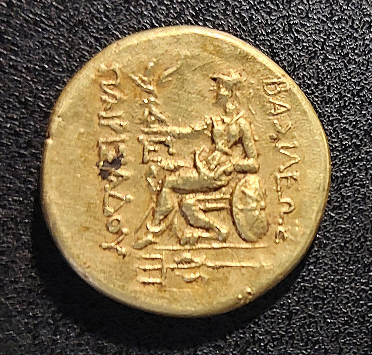 Предположительно золотой статер Перисада II. Афина со щитом на троне.