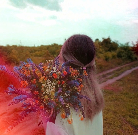 Девушка с букетом. Фото из свободного доступа.