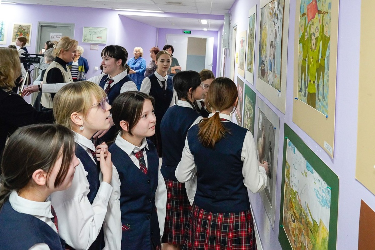    В Центре искусств для одаренных детей Севера открыли Год защитника Отечества выставкой детского рисунка «Памяти наших героев»