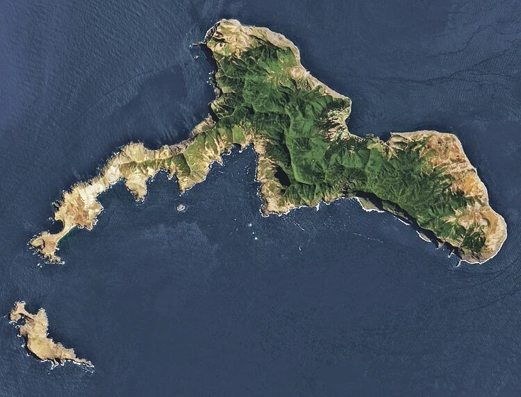 Остров Мас-а-Тьерра, на котором отшельник провел больше четырех лет. Ныне получил имя Робинзона Крузо. А соседний теперь называется островом Александра Селькирка. Фото: NASA Earth/GLOBAL LOOK PRESS