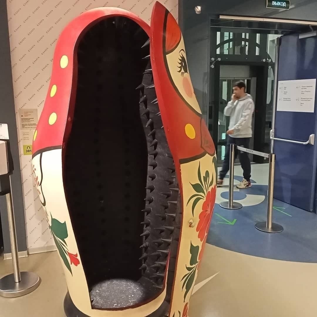 работа Евгения Кондратьева "Welcome to Russia" 2014 г. Спб. Частный музей современного искусства Эрарта 