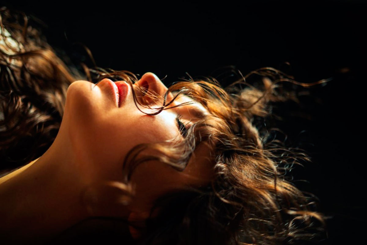 Нарцисс приписывает информацию и реакцию от внешних объектов внутренним, изменяя их природу