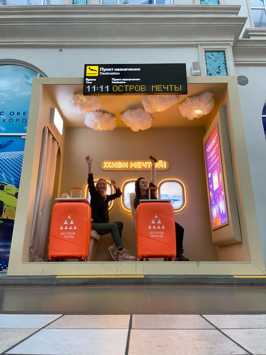 Фотозона номер один. Я поставила телефон на пол и на таймер, поэтому такой кадр