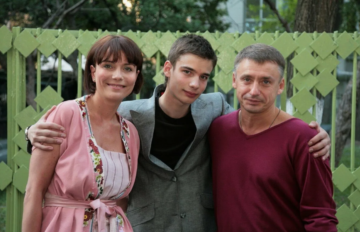 на фото Екатерина Семенова и Антон Табаков с сыном Никитой 