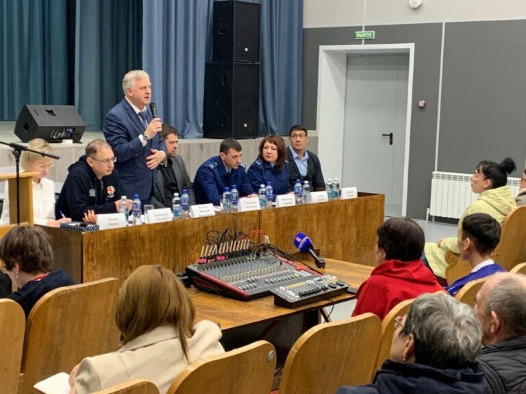    Детсад и амбулатория. Глава Оренбургского района Василий Шмарин ответил на вопросы жителей поселка Чебеньки Кристина Просвиркина