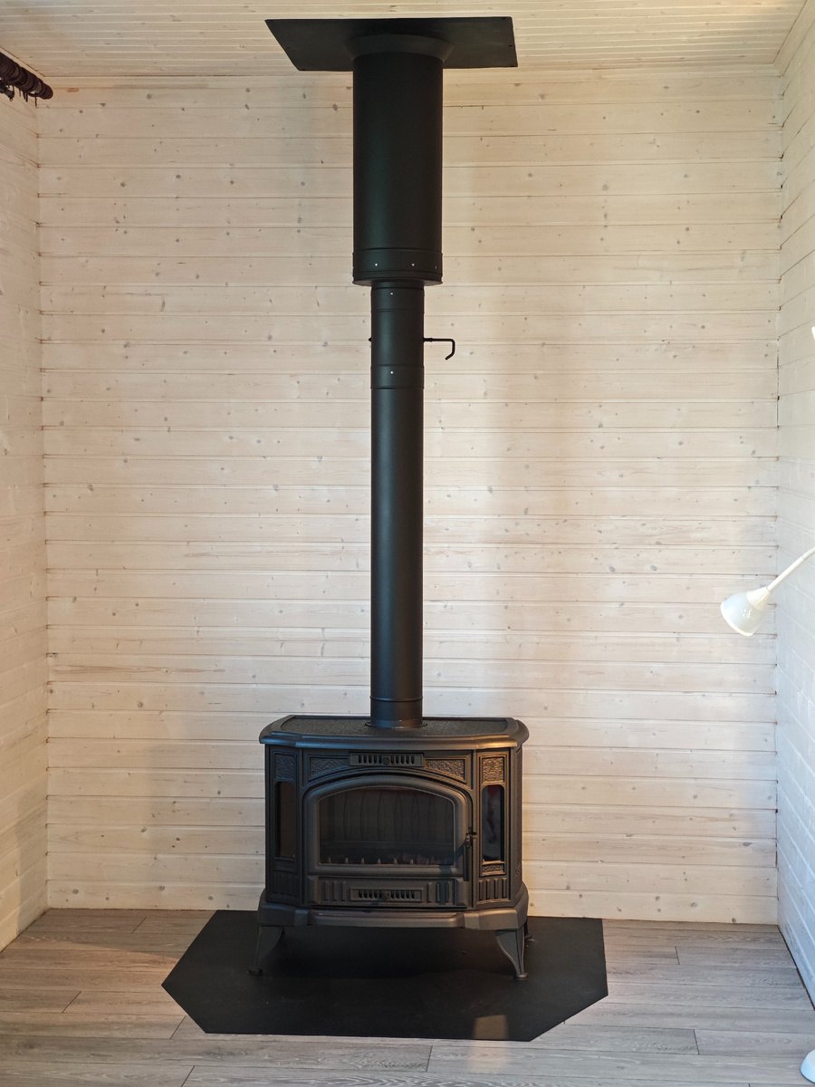 На этой фотографии: труба 1000мм, шибер. старт-сендвич, 1м сендвича, фланец, юбка. Печь Kratki KOZA K9