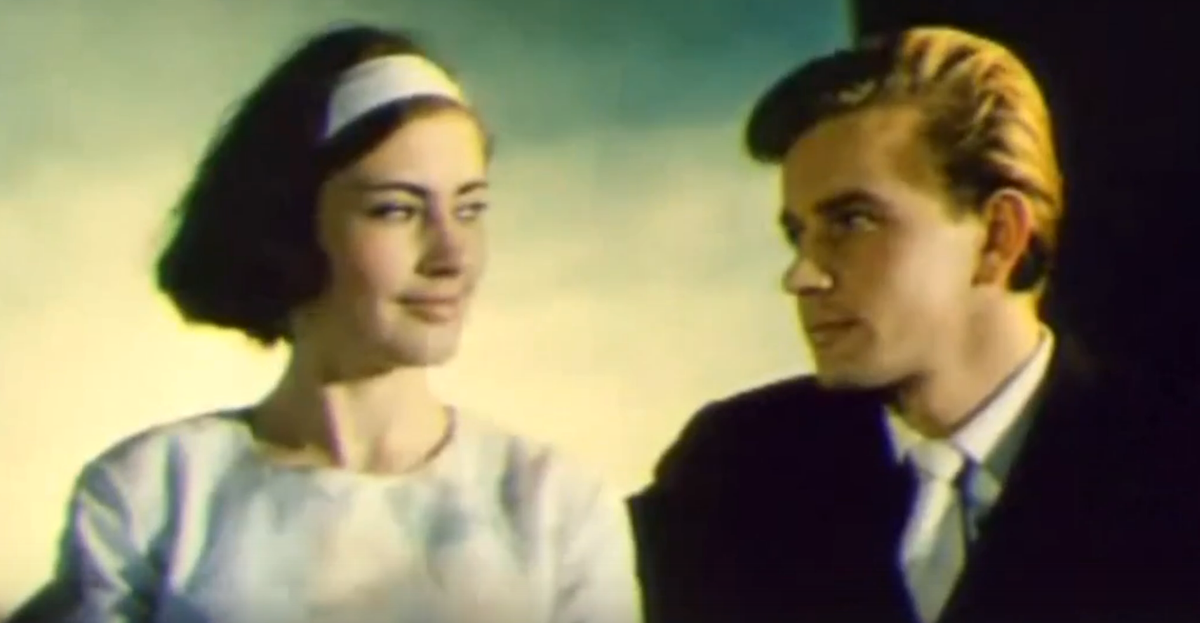 В фильме "Возвращённая музыка" можно послушать чудесную музыку и посмотреть на красивых актёров и волшебный Ленинград. Влюблённых Таню и Сашу сыграли Виктория Фёдорова и Вильям Семёнов