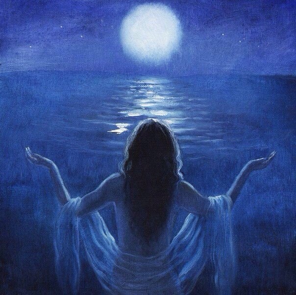 «Человек почти на 80% состоит из воды, и влияние ее стихии на организм и душу очень велико, - комментирует Николай Николаевич. – Более того, вода обладает энергетическими ячейками памяти и может меняет свои свойства от воздействия на нее мыслеформой: плохие мысли и ругань разрушают структуру воды, и вместо обычной воды Н2О оказывается тяжелая вода D2О (оксид дейтерия), которая губительно действует на организм. 
А вот под действием молитв, аффирмаций и добрых слов в воде образуются структуры, по свойствам и по форме похожие на ДНК здорового человека. Соответственно, на воду можно накладывать информацию с просьбами о здоровье, гармонии, избавлении от болезней. Именно такой благоприятной структурой обладает крещенская вода».
Оказывается, объяснение ее целебной силе можно дать даже с точки зрения астрологии: «превращение» воды в особенную определяется мощным космологическим ритуалом, насыщенным энергией планет - Сатурна, Юпитера, Марса, Венеры, а также Солнца и Луны. Эти силы усиливаются молитвами тысяч верующих, участвующих в коллективном ритуале в крещенские дни.
Огромным количеством примеров доказано, что святая вода, в частности, повышает сопротивляемость инфекциям, снижает частоту простудных заболеваний и в целом укрепляет здоровье. 
Любопытно узнать, что особой хорошей энергетикой обладает даже «рядовая» вода – в каждой ее клетке содержится до 44 тысяч информационных панелей, которые могут хранить не только информацию о прошлом, но и о будущем. Вода проявляет себя как мыслящая субстанция и может быть использована для информационного лечения: изменив ее структуру под воздействием магнитных полей, можно оказывать целебное воздействие на организм.
Главное выбрать для себя именно ту воду, которая будет «работать» в конкретной ситуации.

•	ТАЛАЯ (очищенная) вода соотносится с Луной, управителем Рака, и Ураном - управителем Водолея. Водолей ведает экспериментами: став свидетелем научных дебатов, талая вода впитывает в себя смелые передовые идеи, а потому одно и то же от