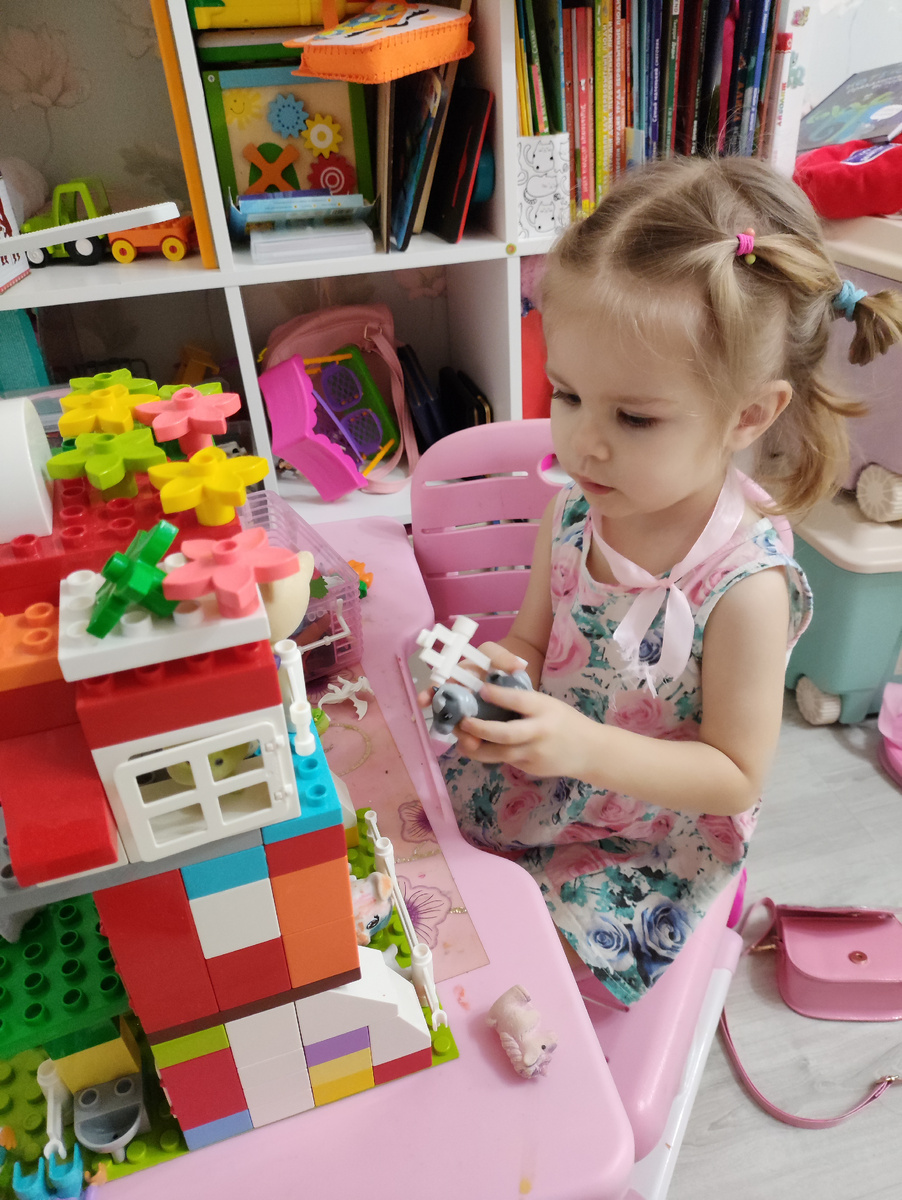 В платье и ленточке на шее