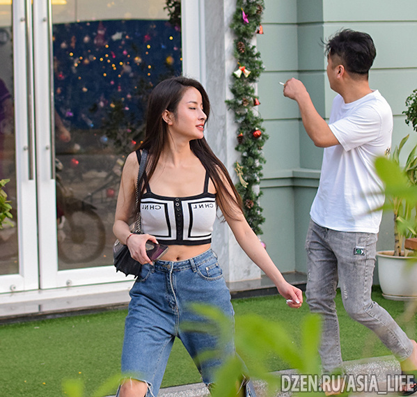 Китаянка на прогулке