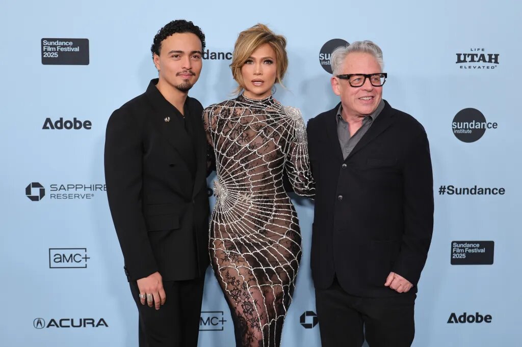 Тонатиу, Дженнифер Лопес и режиссёр Билл Кондон. Актёра Диего Луны на премьере не было по семейным обстоятельствам 