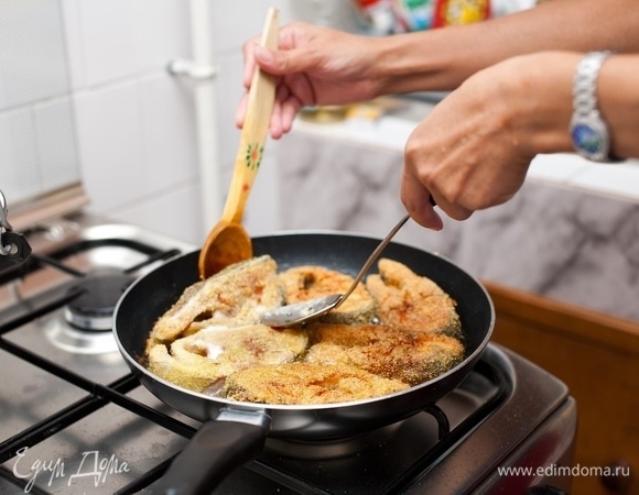 Как жарить рыбу на сковороде — получится с корочкой и не слишком «масляная»