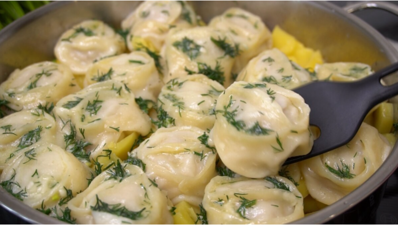 Вкуснейшие, сочные манты на картофельной подушке. Это ещё и удобно, в одной посуде готовится сразу 2 блюда: манты и картофель на гарнир