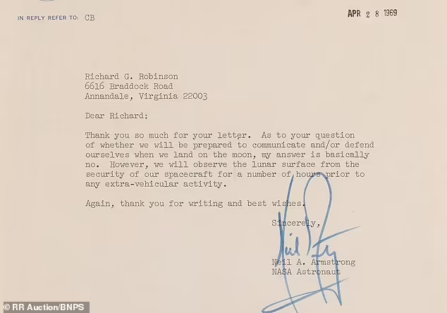 За три месяца до полета "Аполлона-11" астронавта спросили, как бы он отреагировал на "внеземную жизнь на Луне". Вместо того чтобы отмахнуться от вопроса, он откровенно признался, что экипаж не знал бы, как защититься в этом случае.