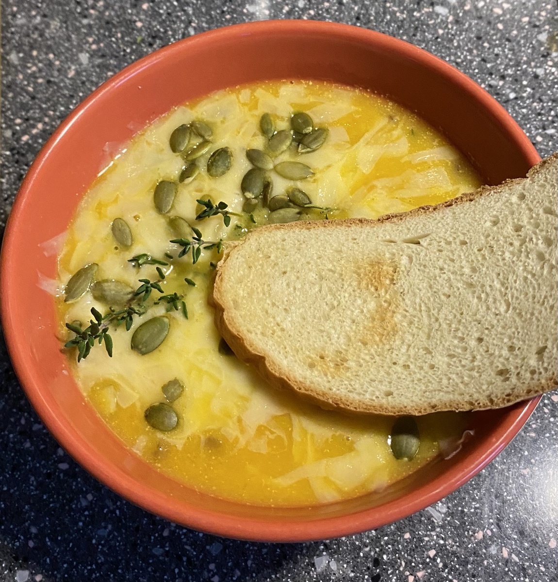 Крем-суп из тыквы с кокосовым молоком, красной чечевицей и сыром пармезан. Вариант подачи.