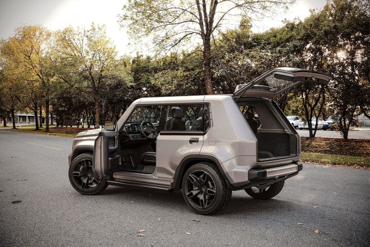 Открытая задняя дверь 