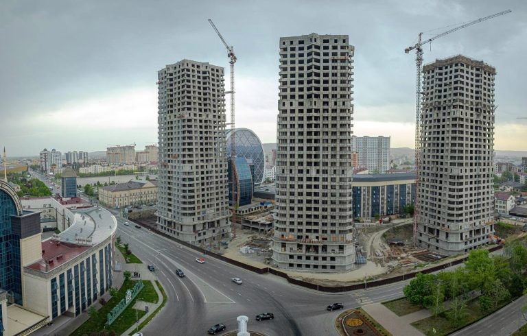    Строительство в Грозном. Фото с официального сайта главы Чеченской Республики: https://chechnya.gov.ru
