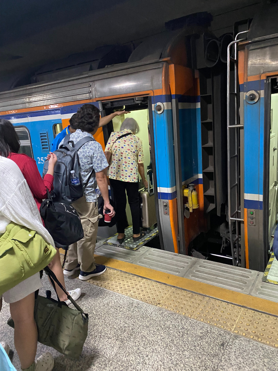 Вход в вагон этого состава очень низкий