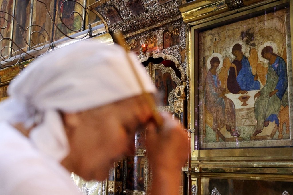    Фото © Анастасия Романова / Абзац / Икона преподобного Андрея Рублёва «Троица» в Троицком соборе на территории Свято-Троицкой Сергиевой лавры