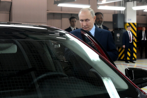 Президент РФ Владимир Путин во время осмотра предсерийного автомобиля «ЛАДА Искра» в ходе посещения завода «АвтоВАЗ», 28 января 2025 года / Григорий Сысоев/РИА Новости   📷