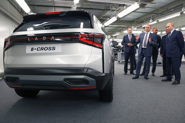    Президент РФ Владимир Путин во время осмотра городского кроссовера B+ Cross в ходе посещения завода «АвтоВАЗ», 28 января 2025 года / Вячеслав Прокофьев/РИА Новости