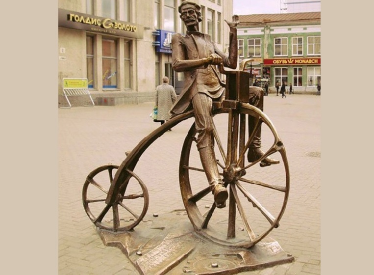 Памятник изобретателю велосипеда Ефиму Артамонову